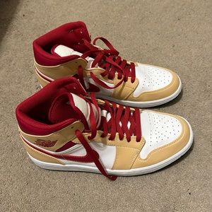 Air Jordan 1 mids light curry cardinal